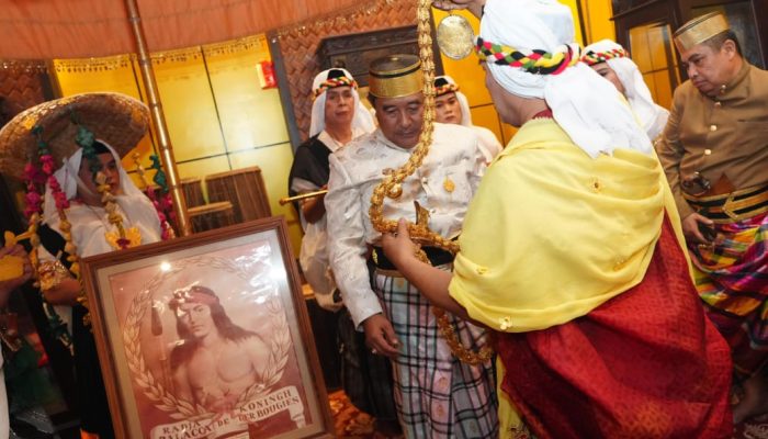 Dewan Adat Saoraja Bone Beri Gelar Adat ke Pj Gub Bahtiar ‘Daeng Mappuji’