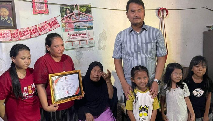 Peringati Hari Kartini, Ketua TIDAR Sulsel Beri Santunan Ibu Tulang Punggung Rumah Tangga Ini