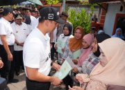 Menteri AHY Serahkan 50 Sertipikat Hasil PTSL di Gowa