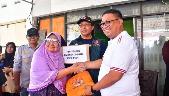 Ringankan Kebutuhan Warga Terdampak Banjir, Pj Wali Kota Serahkan Bantuan Logistik BNPB