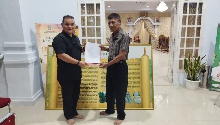 Pj Bupati Terima Puisi Karya Seniman Sinjai, Judulnya “Namaku Sinjai”