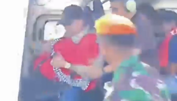 Dir Intelkam Dampingi Kapolda Sulsel Turun Evakuasi Korban Bencana Pakai Helikopter