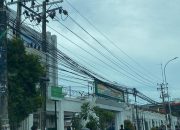 Kabel Semrawut Melintang Halangi Pemandangan di Kantor Kejati Sulsel