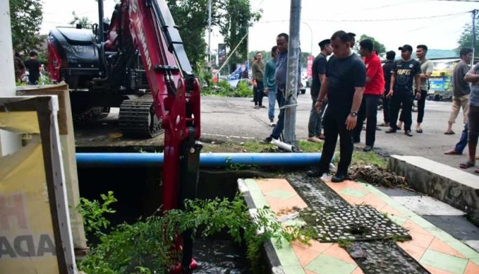 Intens Keruk Drainase dalam Kota, Upaya Pj Bupati Sinjai Atasi Banjir