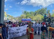 Pengunjuk Rasa Sambut Kepergian PJ Gubernur Bachtiar: ‘Terima Kasih Mendagri’