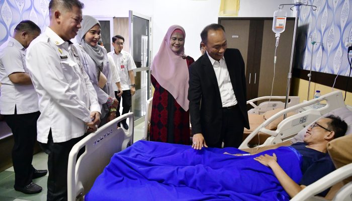 Pasien RSKD Dadi Senang Dikunjungi Prof Zudan