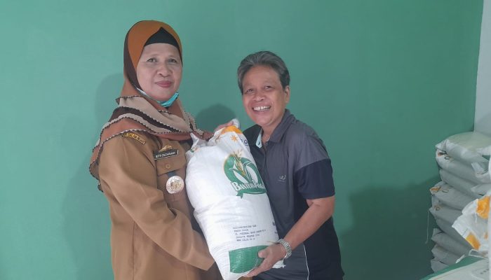 Lurah Timungan Lompoa: Warga Tak Diwajibkan Bayar PBB & Retribusi Sampah saat Ambil Raskin