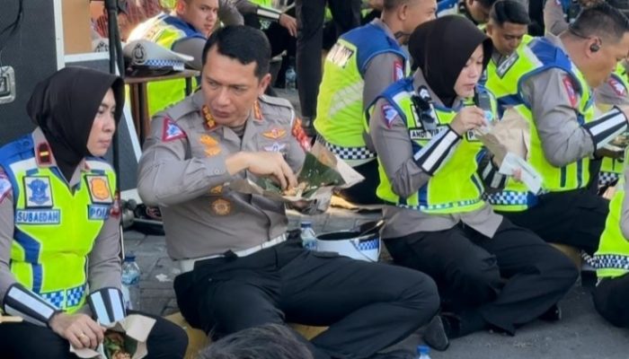 Kala Kombes I Made Agus Prasatya Duduk Lesehan Sarapan Pagi di Aspal 