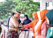 Hardiknas 2024, Pj Bupati Sinjai Serahkan Penghargaan Satya Lencana ke Sejumlah ASN