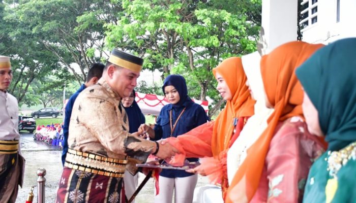 Hardiknas 2024, Pj Bupati Sinjai Serahkan Penghargaan Satya Lencana ke Sejumlah ASN