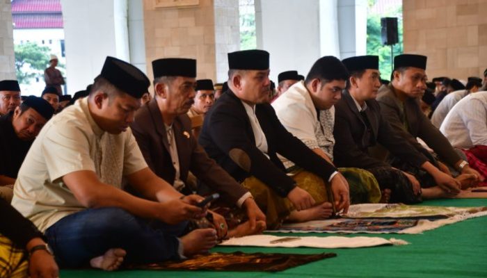 Bersama Masyarakat, Pj Bupati Sinjai Salat IdulAdha di Masjid Islamic Center