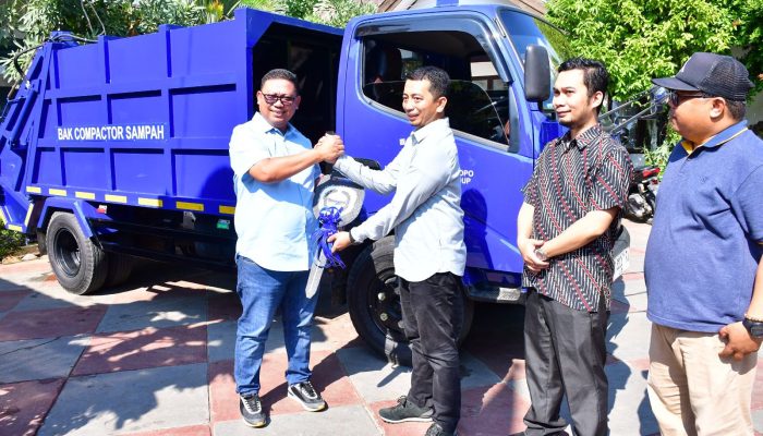 Dinas Lingkungan Hidup Terima Mobil Bak Compactor Sampah