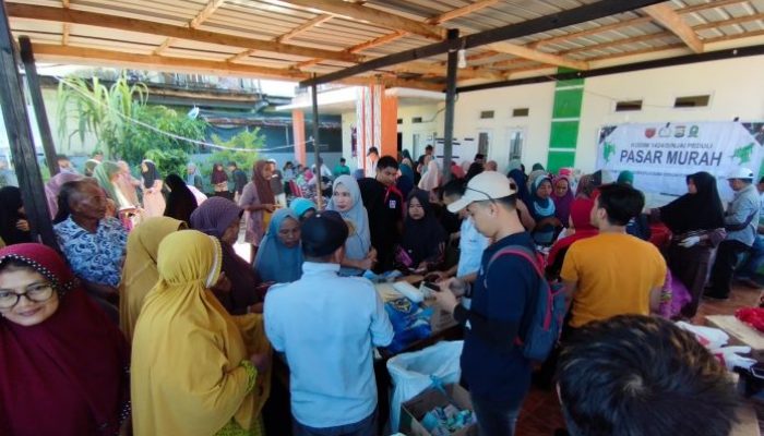 Pasar Murah Pemkab Sinjai yang Digelar di Pulau Sembilan Disambut Antusias Warga