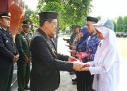 Pimpin Upacara Hari Lahir Pancasila, Wabup Edy Manaf Serahkan Bendera Merah Putih