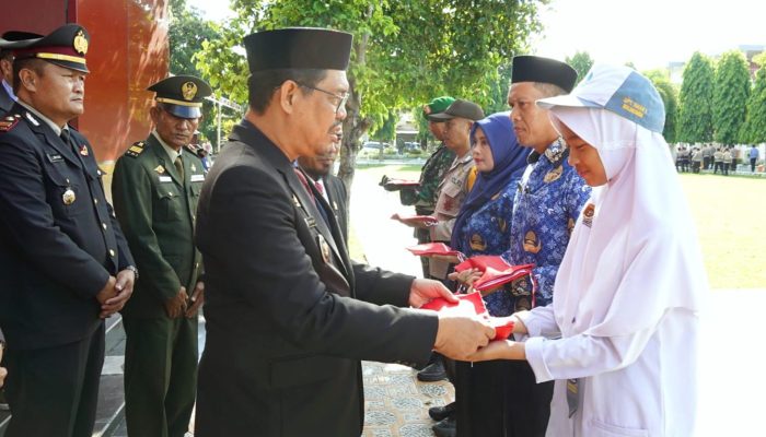 Pimpin Upacara Hari Lahir Pancasila, Wabup Edy Manaf Serahkan Bendera Merah Putih