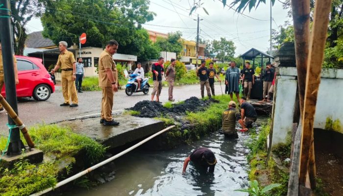 Curah Hujan Tinggi, Pj Bupati Sinjai Turunkan Satgas Bersihkan Drainase