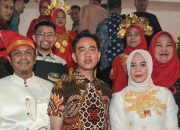 Gibran Turut Foto Bersama Peserta Karnaval Kota Makassar