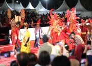300 Peserta Pemkot Makassar Bernuansa Merah Meriahkan Festival Budaya Nusantara APEKSI XVII