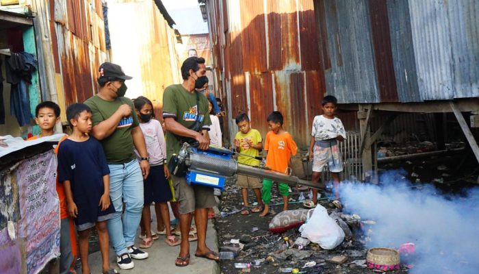 Cegah DBD, Tim Ahmad Susanto Lakukan Fogging ke Permukiman Warga