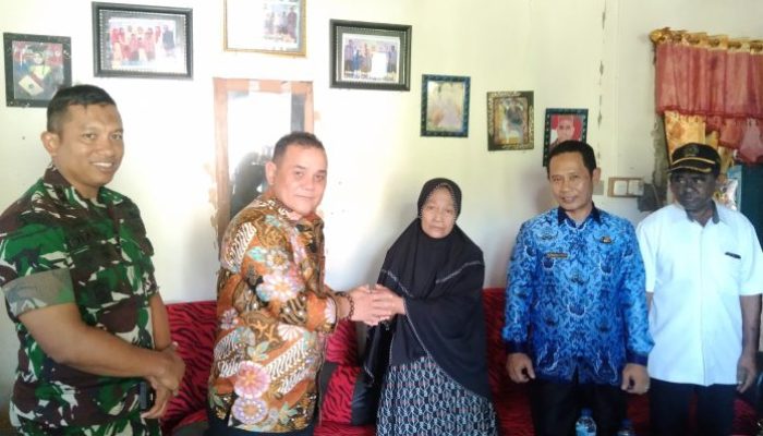 Pj Bupati Sinjai Berikan Santunan ke Warga Pattongko