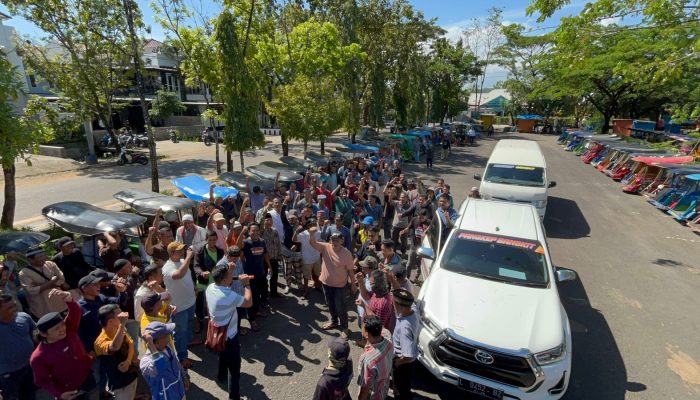 Pangkep Bangkit Haji Irwan Bagi-bagi Kebaikan di Jumat Berkah