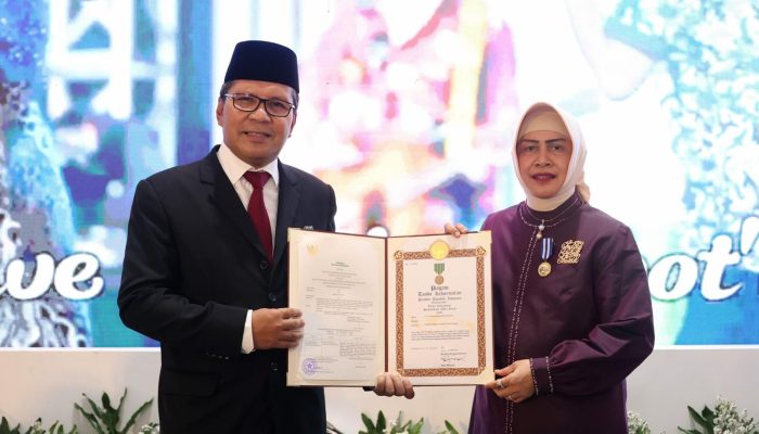 Kompak dalam Kepemimpinan, Wali Kota Makassar dan Ketua TP PKK Kota Makassar Dianugerahi Penghargaan Nasional