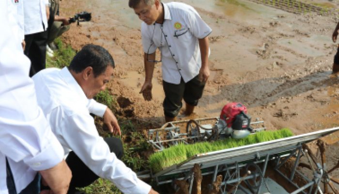Mentan Pantau Langsung Proses Uji Alsintan Untuk Produksi Massal