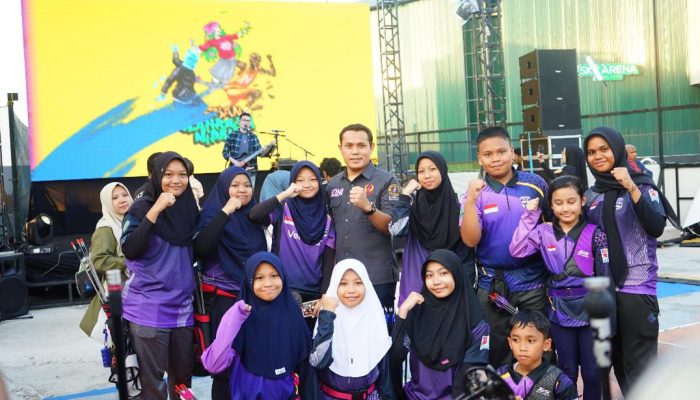 Jadi Idola di PON 2024, Anak-anak Berebut Foto Bersama Ahmad Susanto