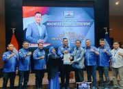 Partai Demokrat Serahkan Rekomendasi untuk Pasangan Erat—Bersalam