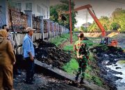 Pemcam Panakkukang dan Satgas Dinas PU Turun Keruk Sedimen Kanal di Kelurahan Pandang
