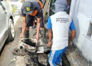 Satgas Dinas PU Makassar Keruk Sedimen Saluran Drainse di Jl Singa