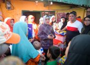 Didampingi Camat Makassar dan Legislator PPP, Indira Beri Bantuan ke Korban Kebakaran di Maccini Gusung