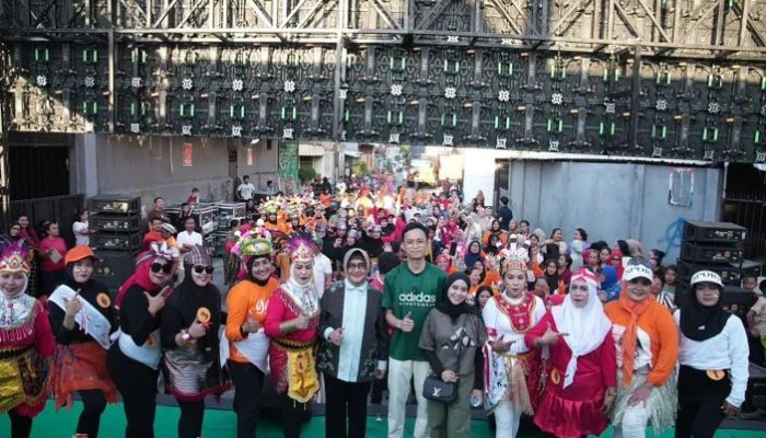 Disambut Ribuan Warga, Indira-Ilham Kompak Hadiri Lomba Senam Ininnawa