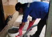 Dinas PU Makassar Lakukan Penyedotan Lumpur Tinja