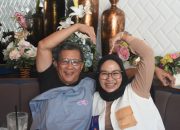 Momen Kedekatan Rocky Gerung dengan Rezki Mulfiati Lutfi: “Saya Dukung”