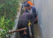Satgas Dinas PU Makassar Bersihkan Saluran di Minasa Upa Blok J9