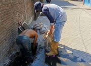 Satgas Dinas PU Makassar Perbaiki Saluran Drainase di Lorong Mustika