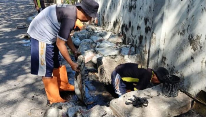 Tim DPU Makassar Angkat Sedimen di Selokan Jl Muh Jufri
