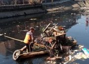 Satgas Dinas PU Makassar Bersihkan Kanal Jongaya