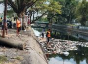 Tim Dinas PU Makassar Bersihkan Kanal Pannampu Al-Markaz