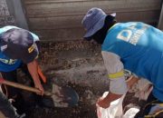 Satgas Dinas PU Makassar Keruk Sedimen Drainase di Jl Goa Ria