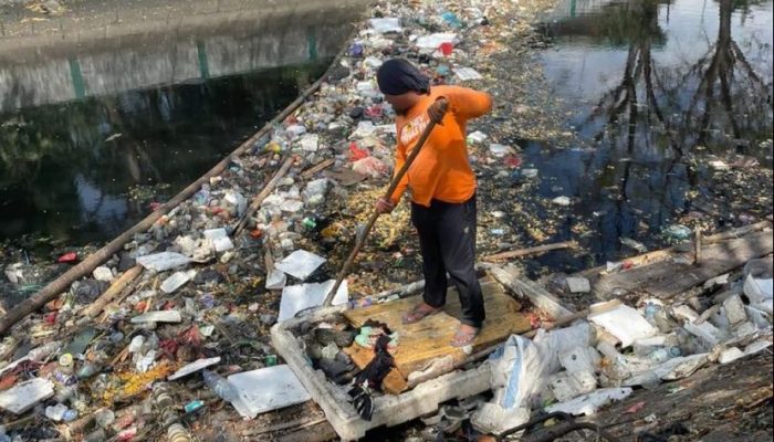 Jaga Lingkungan, Satgas DPU Bersihkan Sampah di Kanal Pannampu Al Markaz