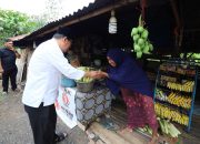 Terkesima Lihat Spanduknya Dipasang Rapi di Penjual Jagung, Azhar Sambangi Pedagang