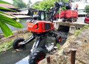 Satgas Dinas PU Makassar Normalisasi Drainase Skunder di Panambungan