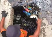 Satgas Drainase dan SDA DPU Makassar Normalisasi Saluran di Jl Muhammadiyah