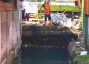 Satgas DPU Makassar Bersihkan Kanal di Jl Satando