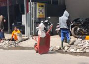 Sedimen Saluran Drainase di Jl Perintis Kemerdekaan Dikeruk Tim DPU Makassar