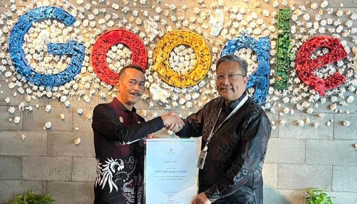 Pj Bupati Sinjai Terima Sertifikat KSRG SMP Negeri 3 Sinjai dari Google Indonesia