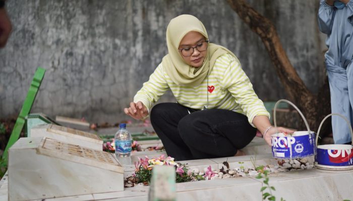 Cawawali Makassar Rezki Ziarah ke Makam Ibunya