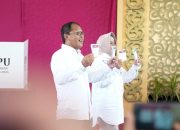 Danny Pomanto Gendong Cucu ke TPS 001 Salurkan Hak Pilihnya di Pilkada Serentak 2024